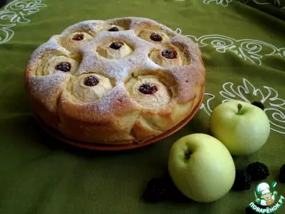 Пирог с яблоками и ежевикой