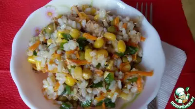 Рисовый салат с рыбными консервами