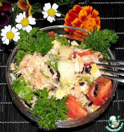 Рисовый салат с лососем