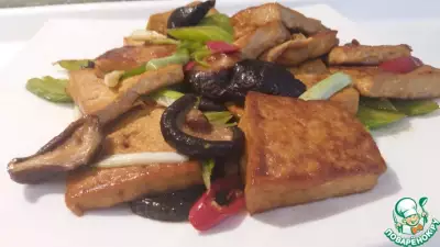 Жареный тофу с грибами сянгу