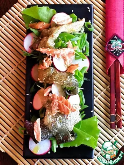 Японский салат с кожей лосося