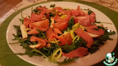 Салат из рукколы с лососем