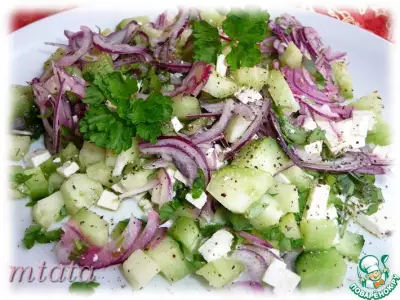Огуречный салат с фетой и луком
