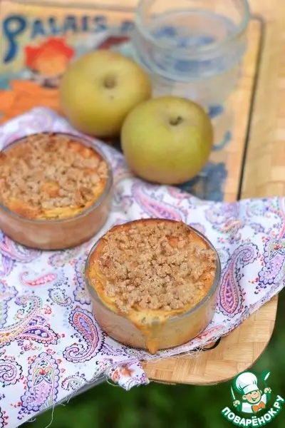 Нежные яблочные мини-пироги с хрустящей посыпкой