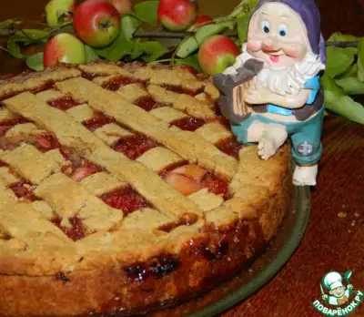 Пирог с яблоками и клубникой