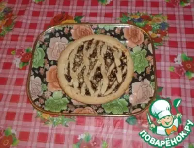 Песочный пирог с клубничным вареньем и грецкими орешками