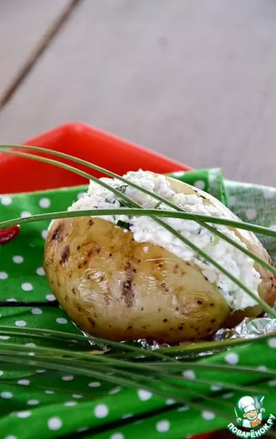 Печёный картофель с творожным салатом