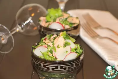 Зеленый салат с горбушей и редисом