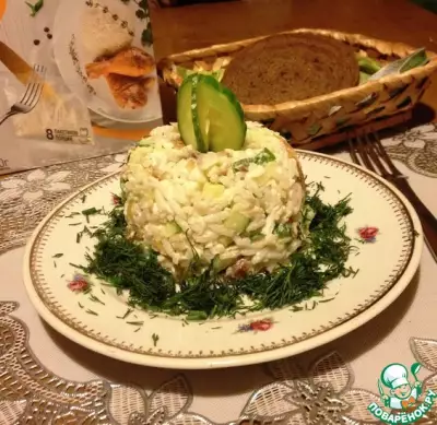 Рисовый салат с копчёной рыбой