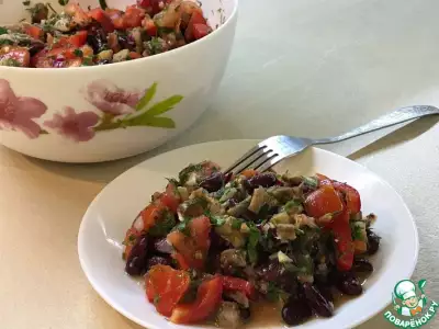 Овощной салат с сельдью и фасолью