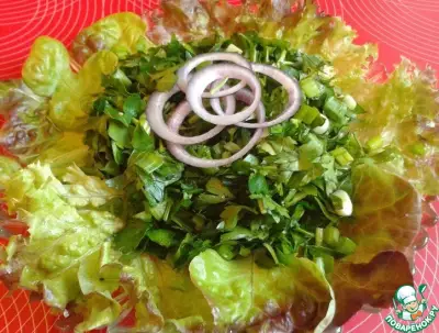 Салат из зелени с чесноком