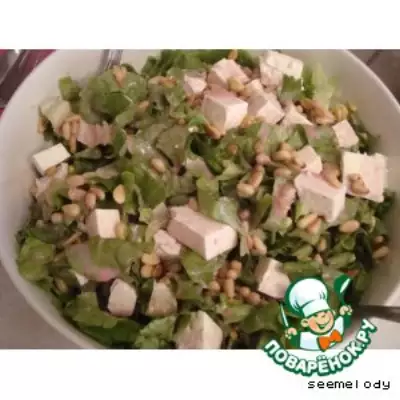 Зеленый салат с гранатовым соусом