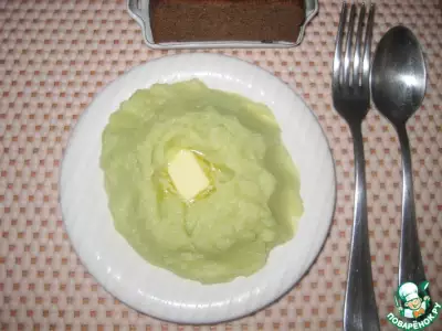 Нежно-зеленое картофельное пюре с луком-пореем