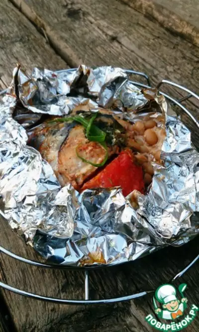 Порционная рыба с фасолью на мангале
