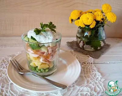 Салат с курицей, картофелем и зеленым горошком