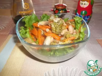 Салат из фасоли, овощей и копченой рыбы