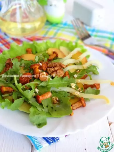 Зелёный салат с персиком и лисичками