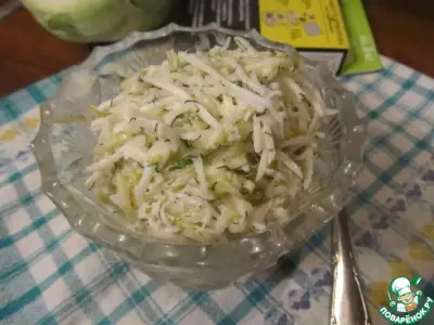 Салат из кольраби с маринованным огурцом