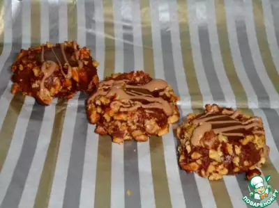 Шоколадно-ореховое печенье с карамельным соусом