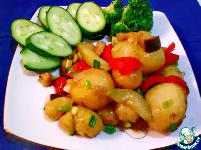 Молодой картофель с овощами