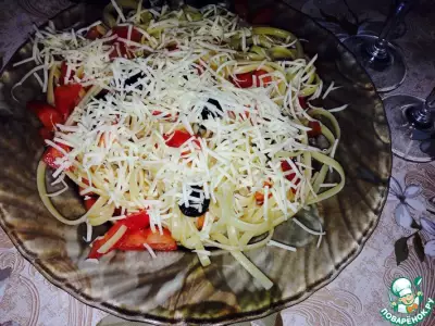 Спагетти с помидорами и маслинами