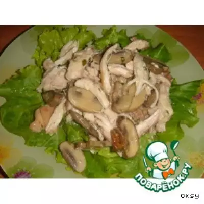 Теплый салат с курицей и грибами