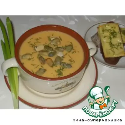 Тыквенный суп с семечками и сырными тостами