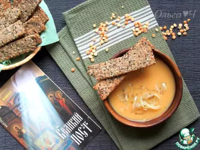 Гороховый суп с луком и ржаными хлебцами