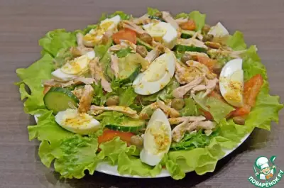 Овощной салат с курицей и каперсами