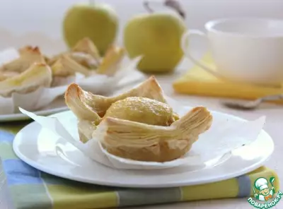 Тарталетки из слоеного теста с яблоками