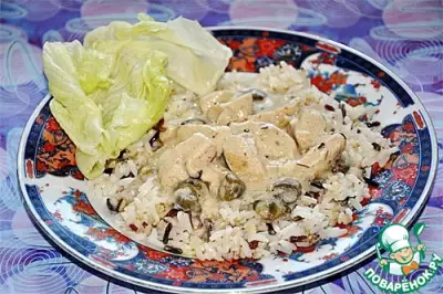Индейка в луковом белом соусе с каперсами и рисом