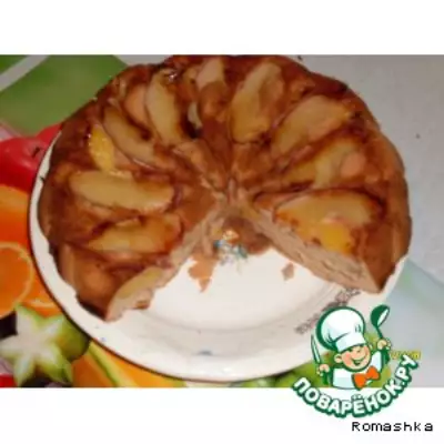 Бисквитный пирог с яблоками и персиками
