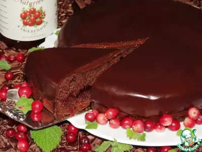 Шоколадный торт с клюквенной начинкой