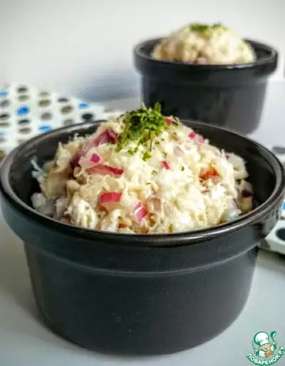 Салат из трески, риса и красного лука