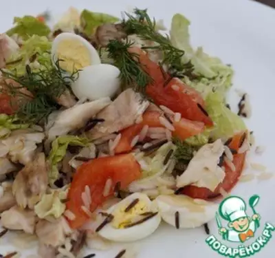 Свежий салат с рыбой и овощами