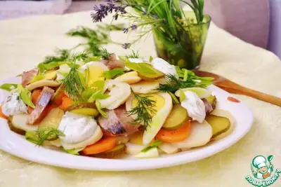 Салат с копченой сельдью и овощами