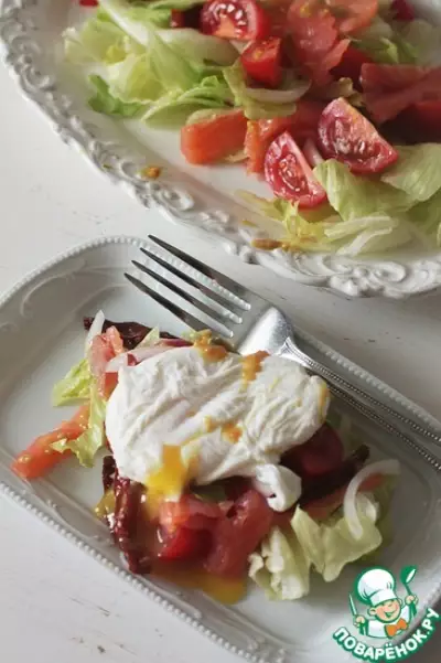 Салат с семгой, томатами и яйцом пашот