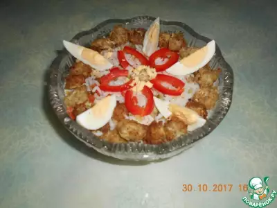 Салат с рыбными фрикадельками и рисом