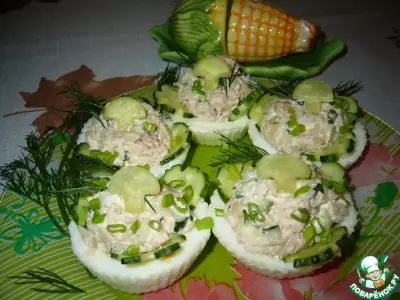 Салат с тунцом в яичных тарталетках