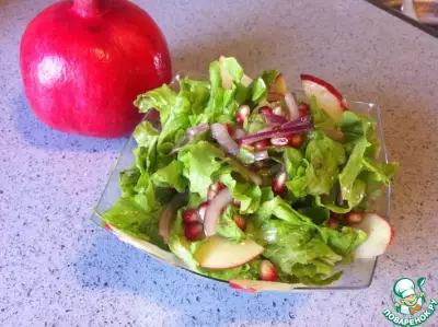 Листовой салат с яблоками и гранатом