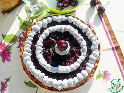 Черешневый тарт с ванильным кремом и меренгой