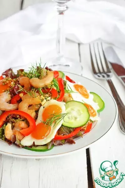 Овощной салат с креветками и яичницей