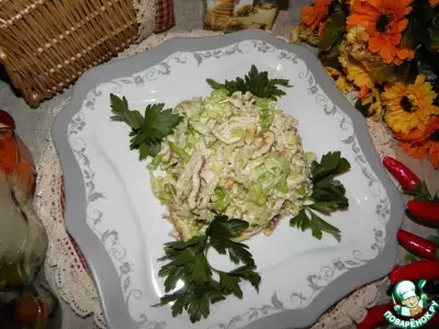 Капустный салат с курицей и яичными блинчиками