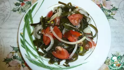 Салат с морской капустой и помидорами