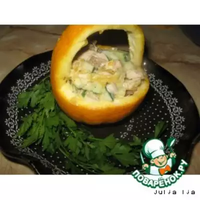 Куриный салат с апельсинами в корзинке
