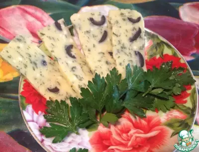 Домашний сыр с зеленью и маслинами