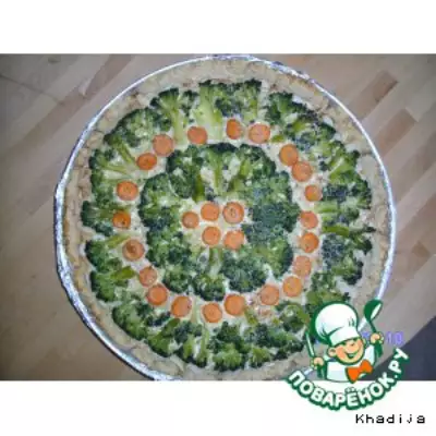 Овощной пирог с брокколи под соусом карри