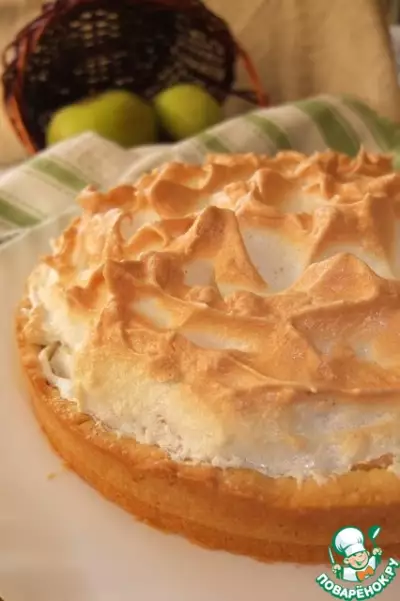 Яблочный пирог с ванильной меренгой