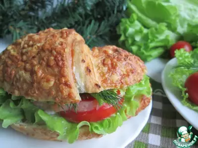 Круассан-сэндвич с лососем