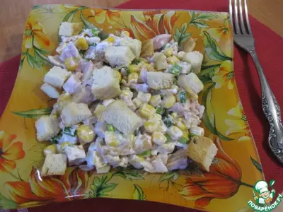 Салат с курицей, кукурузой и сухариками